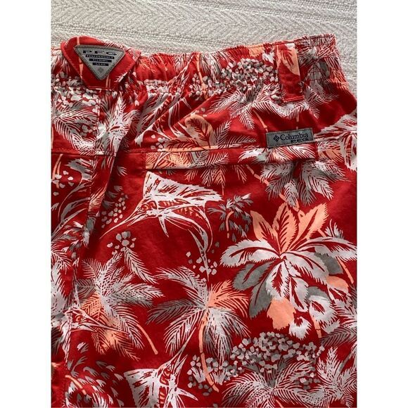 COLUMBIA WOMEN’S MEDIUM WATER SHORT IN RED HIBISCUS FESTIVE FISHIN’ PATTERN - Picture 3 of 11